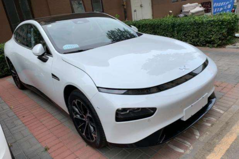 小鵬P7貼納爾天窗冰甲，為夏天做好準(zhǔn)備